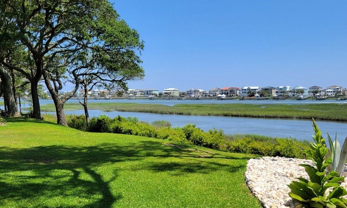Ocean Isle Beach Apartment | Stunning Waterway Views with Kitchen & Porch – 9.6/10 Rating