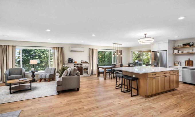 Dundee House | Breathtaking Wine Country Home w/Incredible Dundee Hills Vineyard Views, Covered Deck w/Hot Tub