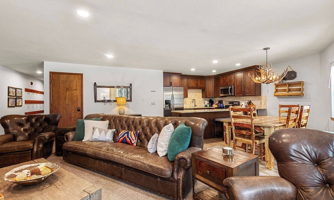 Four O'Clock Condo | Inviting Ski Condo with Pool & Hot Tubs, Steps to Lift