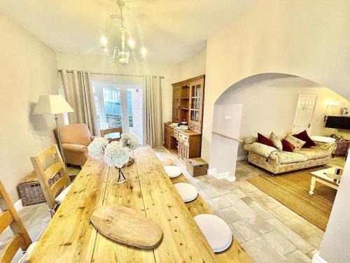 Crickhowell House | Relaxing Retreat in Brecon Beacons with Hot Tub & Dogs Welcome