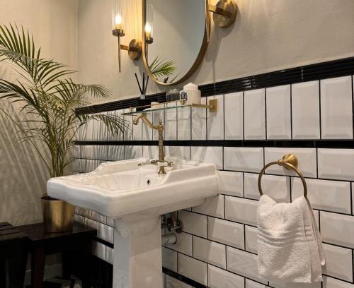 Bredasdorp Bed & Breakfast | Budget-Friendly Stay at Bredasdorp Square with Breakfast