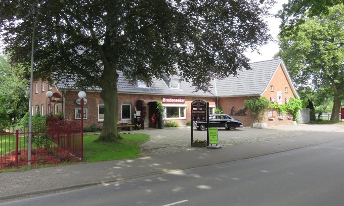 Rastorf Hotel | Cozy Bredeneeker Gasthaus with Oceanfront Hot Tub