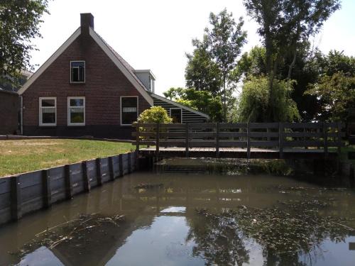 Municipality of Woerden House | Pet-Friendly Breeveld Cottage: Family Retreat with High Ratings