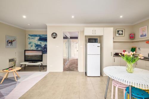 Kingston Apartment | Cozy Breeza Haven with Oceanfront Views Awaits You