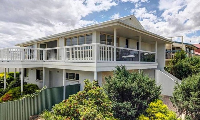 Hayborough House | Pet-Friendly Breezes@Hayborough with Oceanfront Views