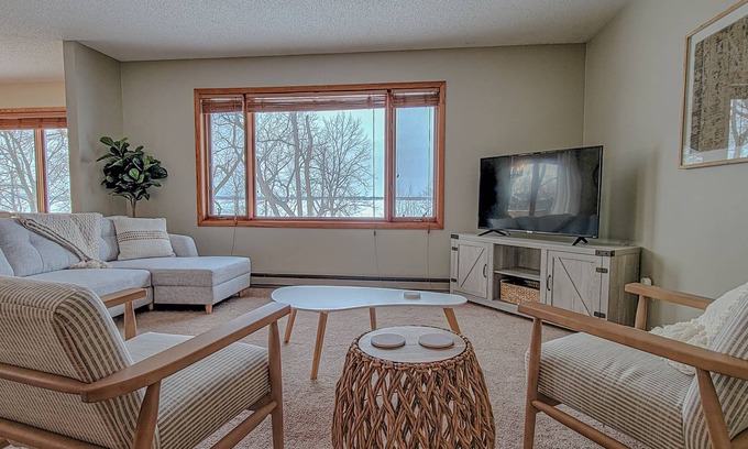 Bemidji Apartment | Experience Breezy Hills: Lake Views, King Bed & Kayaks!