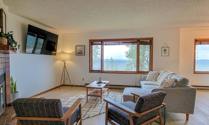 Bemidji Condo | Tranquil Breezy Hills Unit 3: King Bed & Kayaks Await!