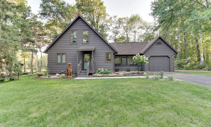 Breezy Point Cottage | Relaxing Breezy Point Vacation Rental with Golf Course Views