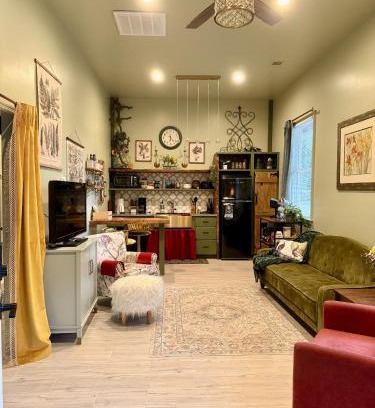 Hollywood House | Breezy Porch Apartment