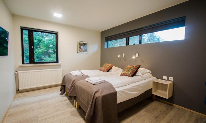 Laugaras House | Comfortable Brekkugerdi Guesthouse - Family-Friendly Retreat
