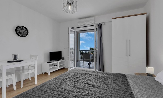 Brela Apartment | Brela Fewo A3: Oceanfront Bliss with Breathtaking Views