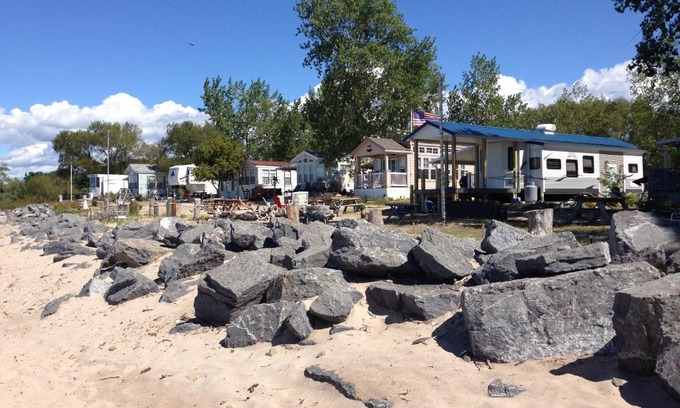 Pulaski Resort | Inviting Brennan Beach Lakeview Loft with Private Beach Access