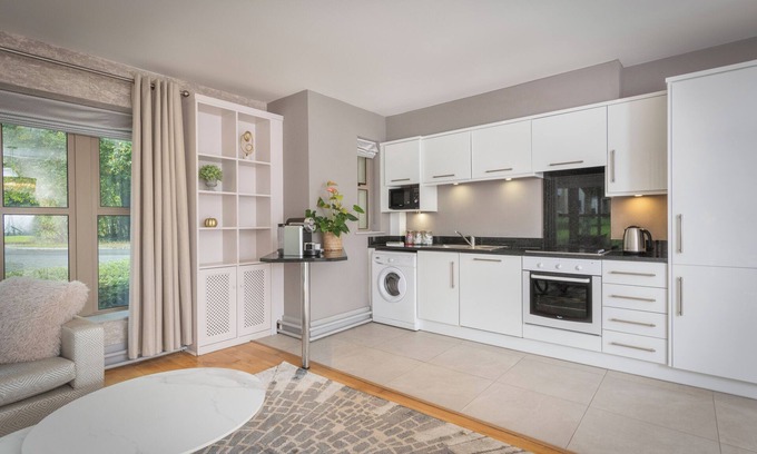 Castletroy House | Top-Rated Brennan Court Guest Accommodation with Pool