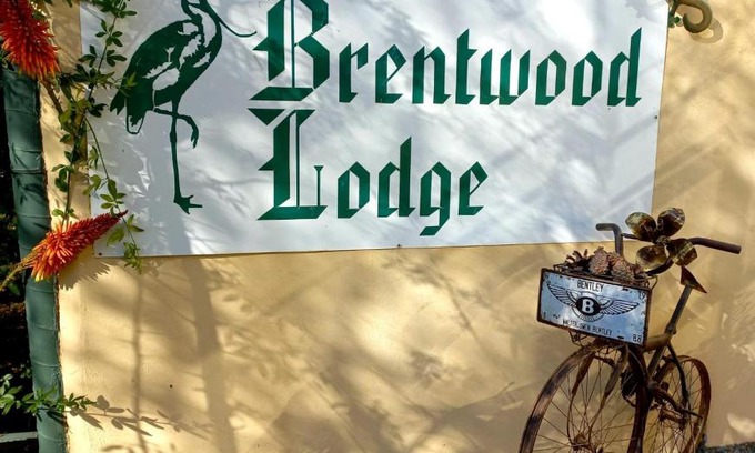 Deneysville Hotel | Budget-Friendly Brentwood Lodge: Pet Friendly & Pool Access
