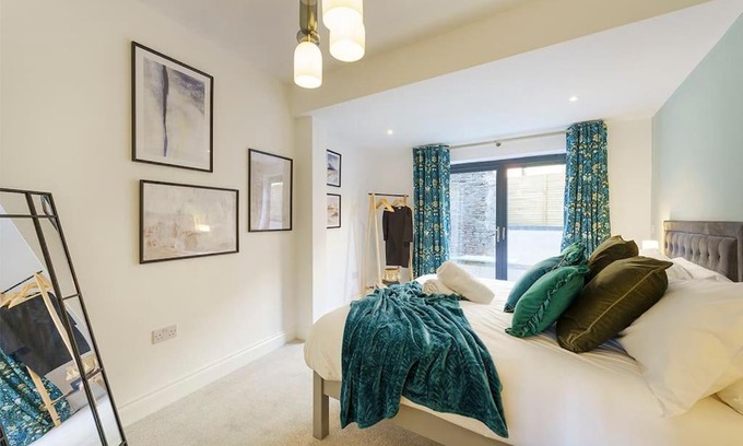 Staple Hill Apartment | Elegant Bressingham 2 Bedroom Apartment - Child Friendly Stay