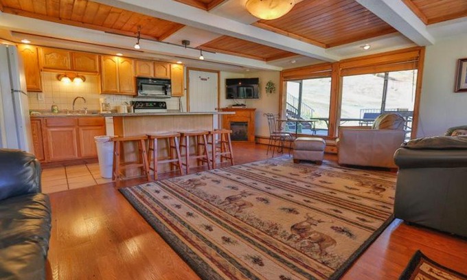 Glenwood Springs Apartment | Inviting Brettelberg Slopeside Condos with Hot Tub Access