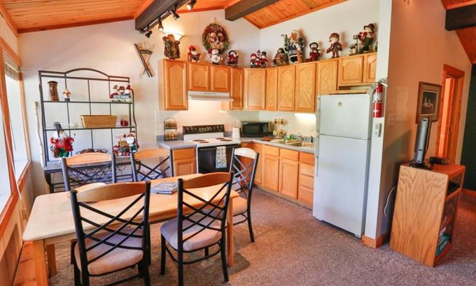 Glenwood Springs Apartment | Cozy Brettelberg Slopeside Condos with Hot Tub & Kitchen