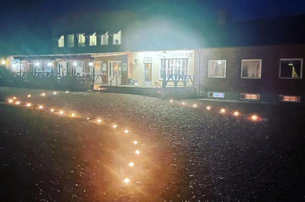 Brevens Bruk Hotel | Brevensgården: Family-Friendly Retreat with Hot Tub & Breakfast