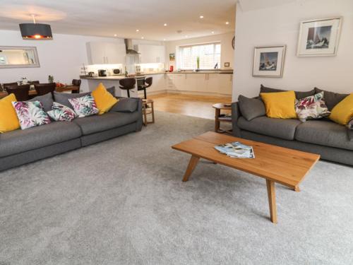 Looe House | Relax at Brewers Cottage: Pet & Child Friendly Retreat