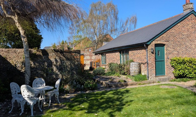 Chichester Cottage | Cozy Brewery Cottage for Two with Breakfast & Kitchen Access