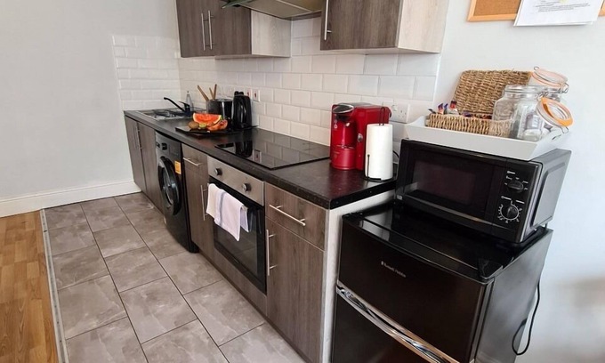 Burton on Trent Apartment | Convenient Brewsters Apartment with Breakfast Included