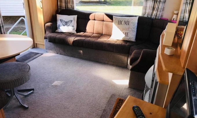 Hopton Resort | Pet-Friendly Breydon Water Yare Holiday Park in Burgh Castle