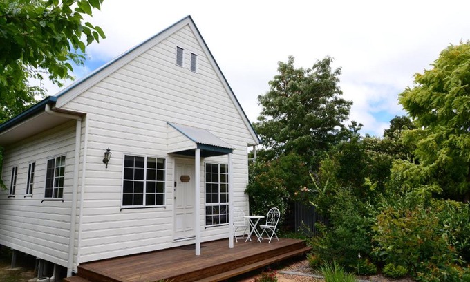 Stanthorpe House | Discover Briar Rose Cottages: Pet-Friendly Retreat with 10/10 Reviews