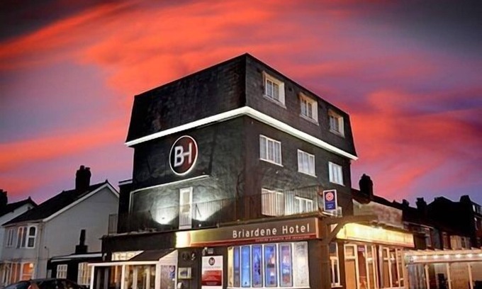 Thornton-Cleveleys Hotel | Discover Briardene Hotel: Family-Friendly Stay with Dining