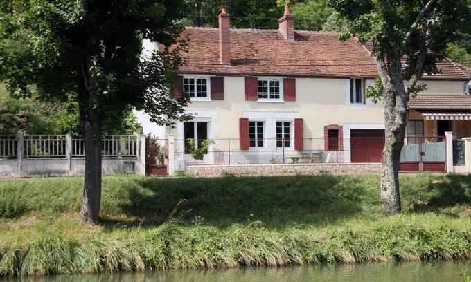 Briare Apartment | Cozy Retreat at Briare by the Canal