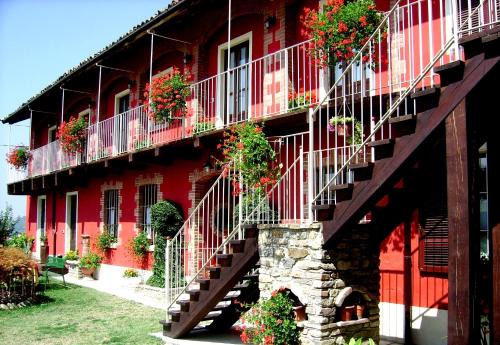 Sinio Bed & Breakfast | Discover Bricco Del Gallo: Family-Friendly & Accessible Stay