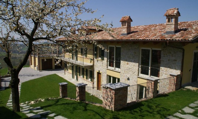 Monforte d'Alba House | Unwind at Bricco Torricella: Oceanfront Retreat with Hot Tub