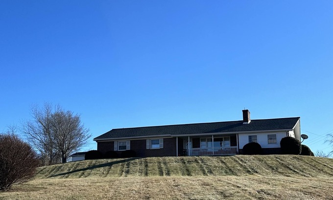 West Wytheville House | Perfect Getaway at Brick Farmhouse - Kid-Friendly & Cozy