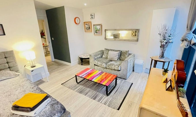 Hackney Downs Apartment | Modern Brick Lane Penthouse with City Views & Spa Amenities