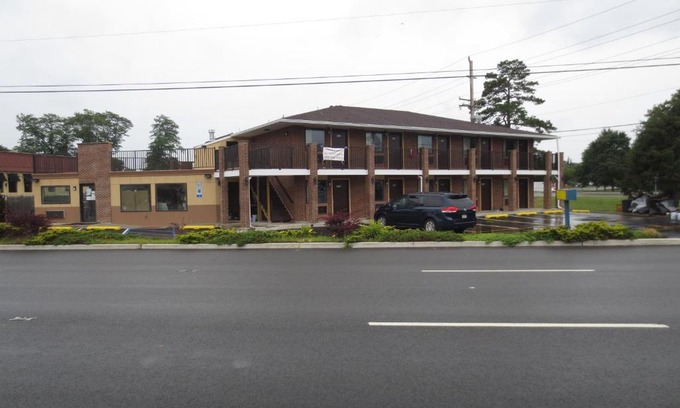 Brick Hotel | Comfortable Stay at Brick Motor Inn with Family Amenities