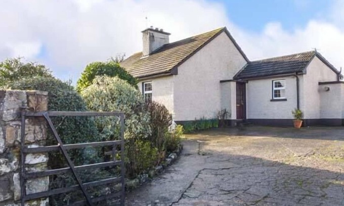 Conna Cottage | BRIDE VIEW, pet friendly, with open fire in Conna, County Cork