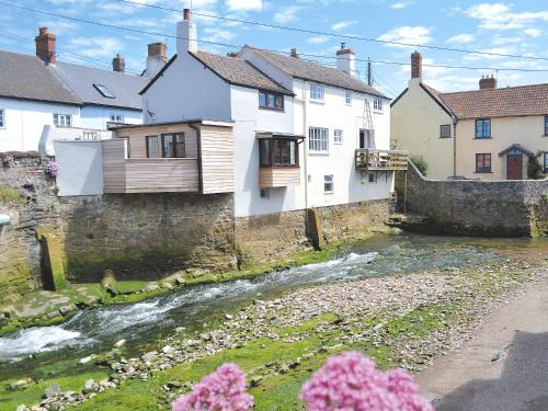 Watchet House | Welcoming Bridge Cottage: Family-Friendly Getaway Awaits