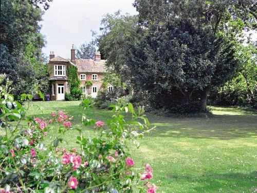 Irstead House | Bridge End: Family & Pet-Friendly Stay with High Ratings