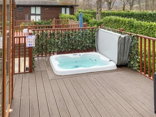 Dollar House | Bridge End Lodge: 4-Star Retreat with Hot Tub & Pet-Friendly