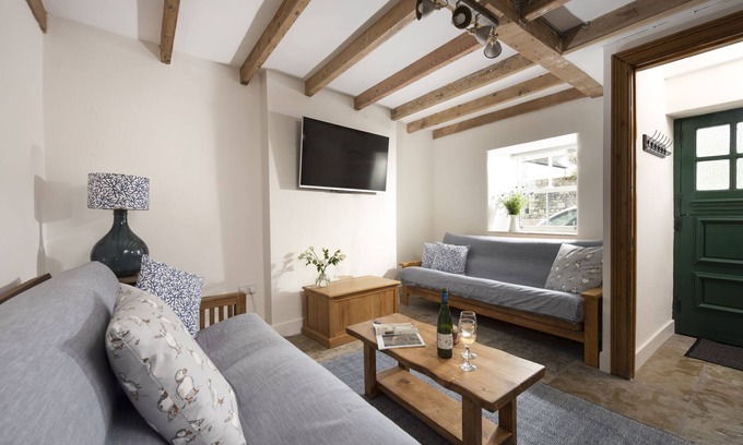 Newlyn House | Bridge House - a house that sleeps 6 guests in 3 bedrooms