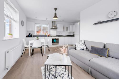 Newport Apartment | Bridge House by Tŷ SA: Family-Friendly Stays with 10/10 Rating