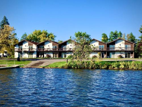 Tomahawk House | River View Room at Bridge Inn Tomahawk - Rated 9/10