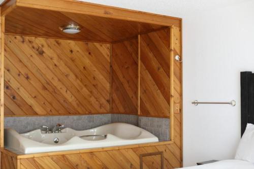 Tomahawk House | Bridge Inn Tomahawk: Cozy Suite with Kitchenette & Hot Tub