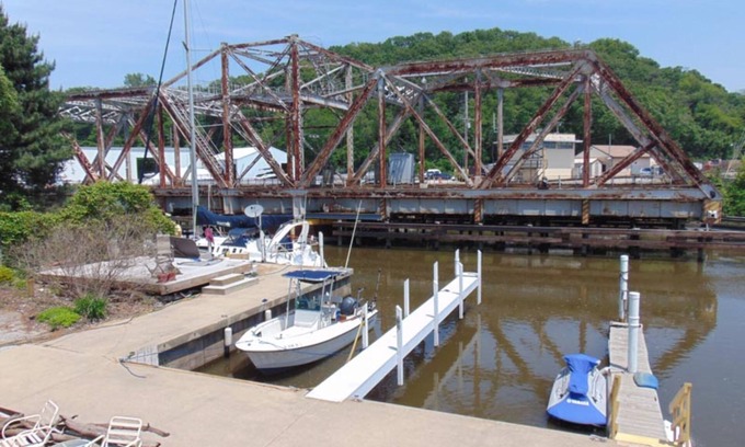 Michigan City Hotel | Bridge Inn: Eco-Friendly Stay with Breakfast & Family Amenities