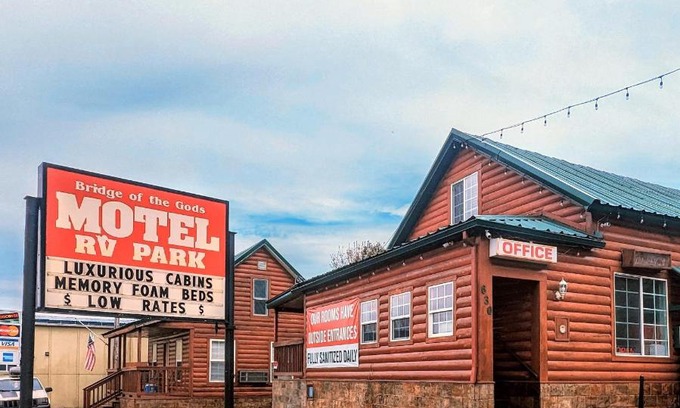 Cascade Locks Hotel | Bridge of The Gods Motel: Family-Friendly Cabins & RV Park
