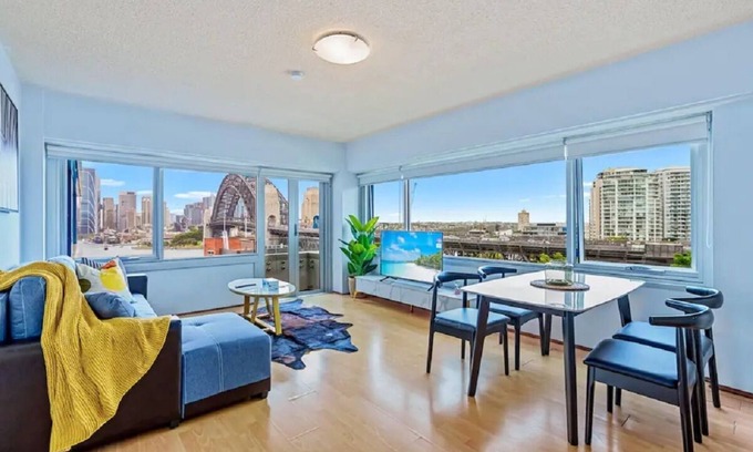 Kirribilli House | Bridge View 2 Bedroom Apartment in Kirribilli, Pet Friendly