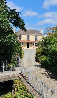 Kilcrohane Bed & Breakfast | Cozy Bridge View House B&B with Oceanfront Dining