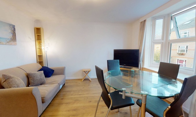 Oxford City Centre Apartment | Bridge View | Oxford Holiday Let with Breakfast & Kitchen