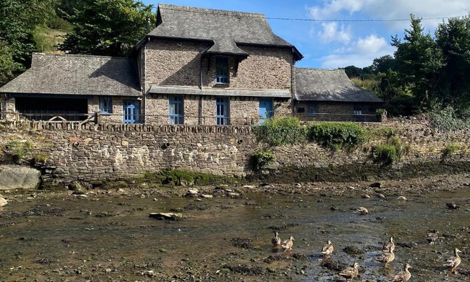 Noss Mayo House | Bridgend Barn: Family-Friendly Retreat with 4-Star Comfort