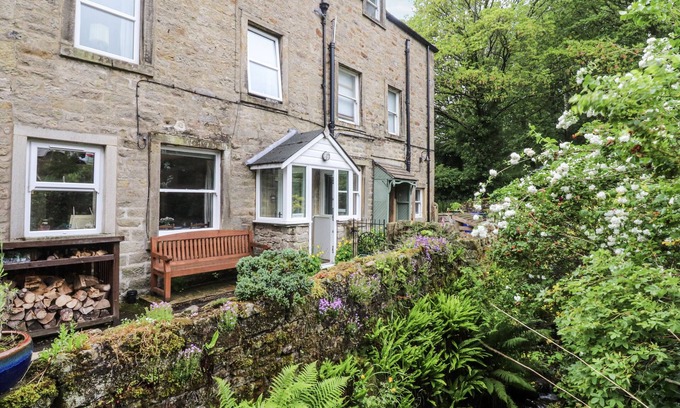 Embsay House | Pet-Friendly Bridgend Cottage: Character Retreat in Embsay