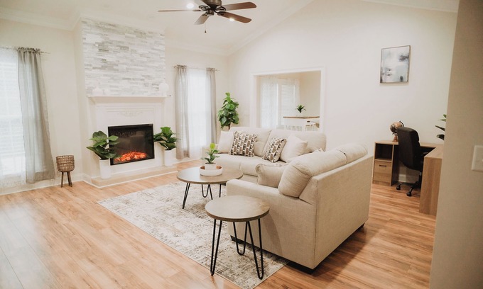 Tifton House | Bridgerton Palace 3bd 2ba Mid-Term Stay. Pet and Family Friendly!